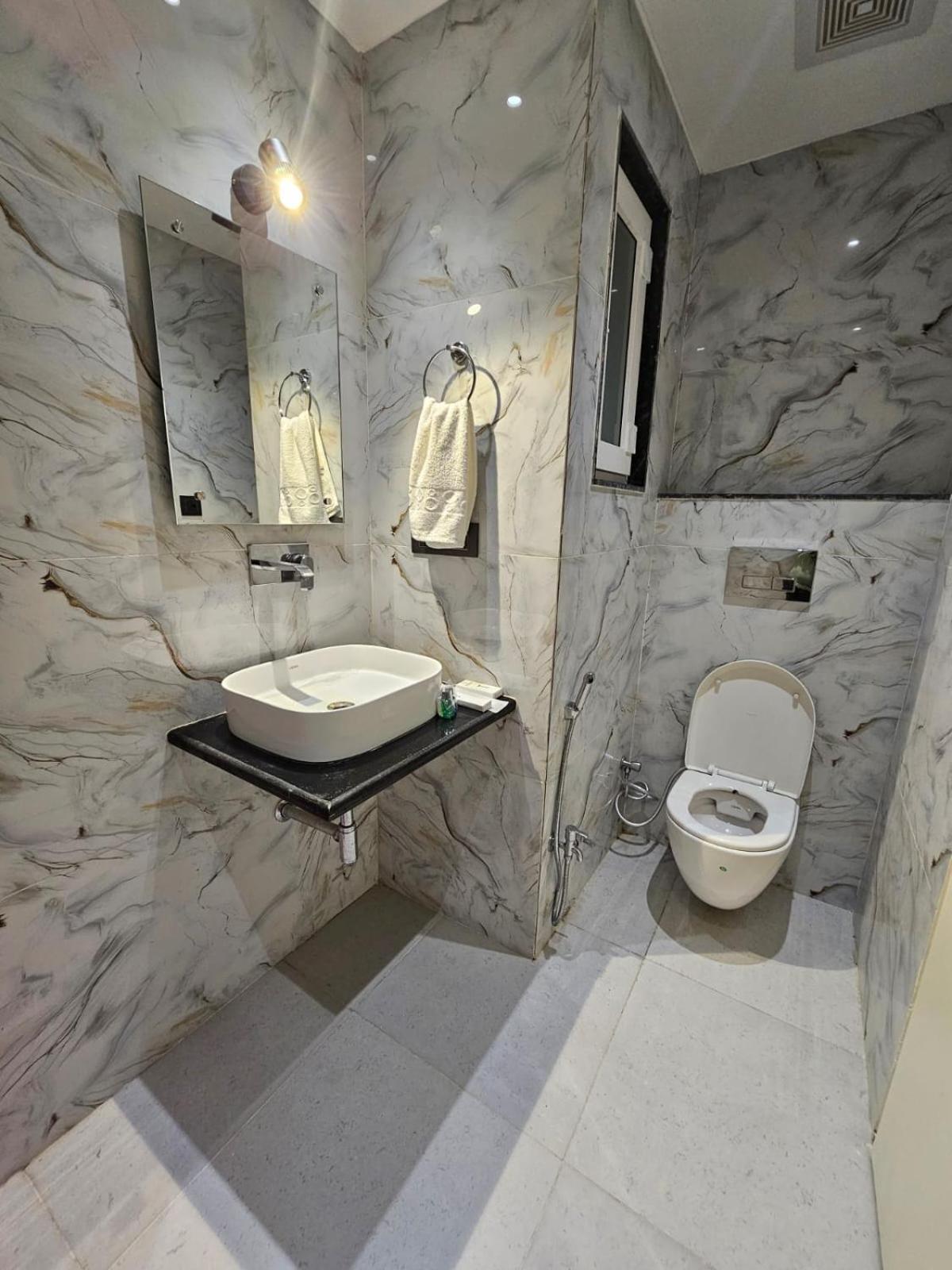 Hotel The Glass House Greater Noida Exterior foto