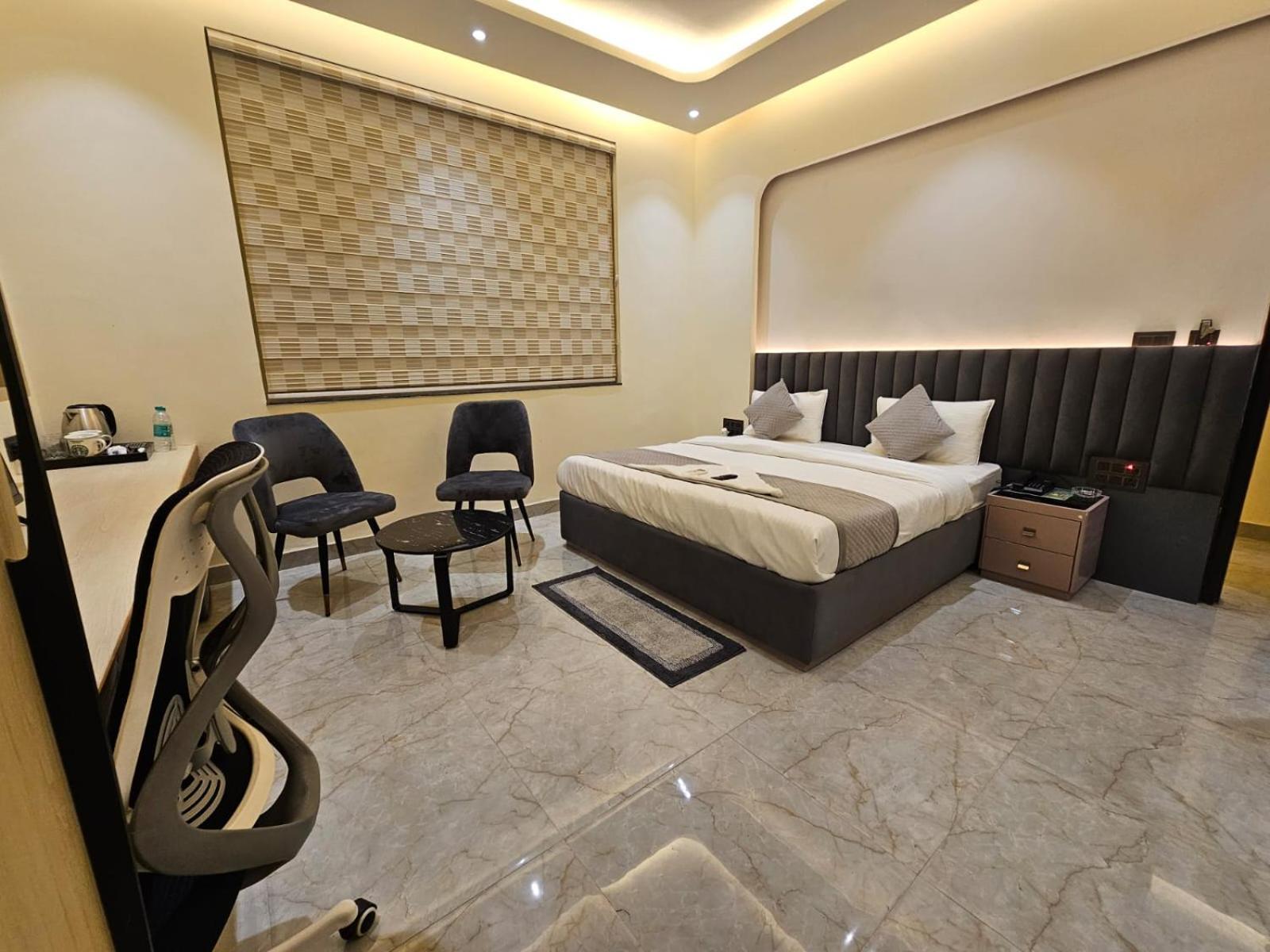 Hotel The Glass House Greater Noida Exterior foto