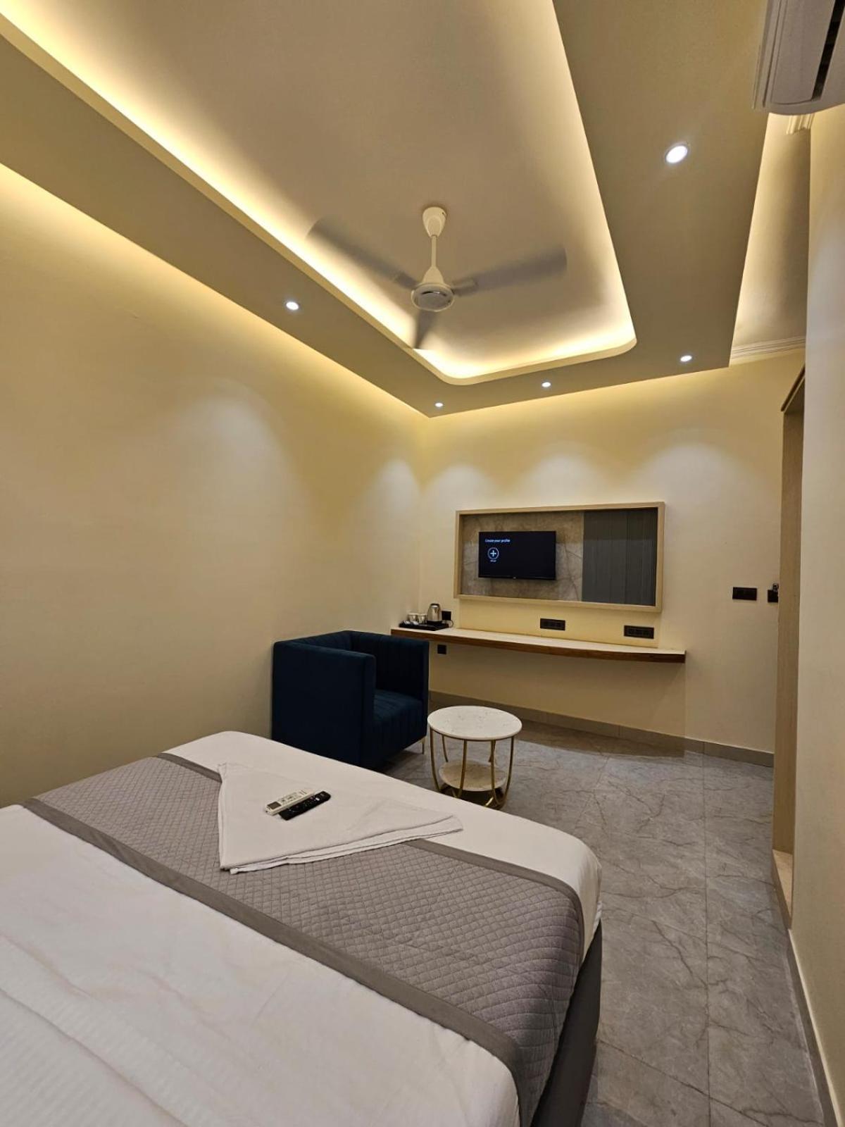 Hotel The Glass House Greater Noida Exterior foto